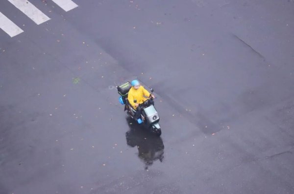 富途证券 曾年入百万的房产中介，如今兼职跑外卖